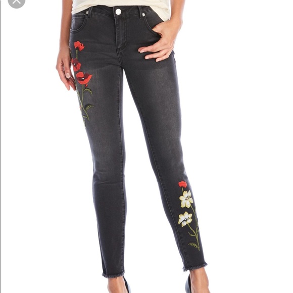Romeo & Juliet Couture Denim - Romeo & Juliet Floral Embroidered Jeans